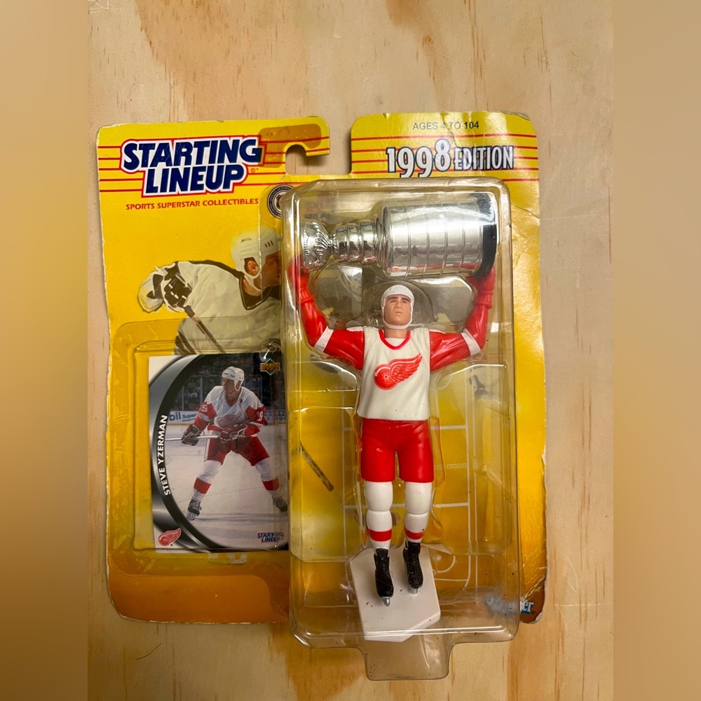 1998 Edition Vintage Steve Yzerman NHL Starting Line Up Figure NEW